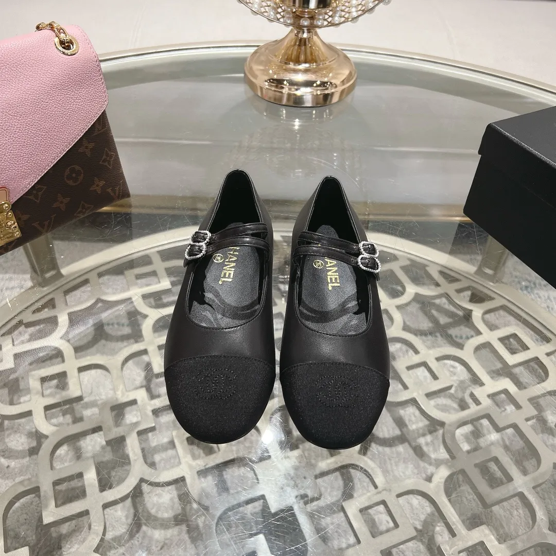 👟👟Ex-factory price 520👟👟 𝐂𝐇𝐀𝐍𝐄𝐋 | Xiaoxiang 2025 Mary Jane single shoe Macaron series ❤️ 2025 spring and summer new product Xiaoxiang Mary Jane single shoe series is new〰 🍬 A must-have in the fashion circle, the combination will interpret the meticulous, minimalist and classic elements that will never fade away 💋Show unique dressing style and it’s too beautiful to say anything. A must-have for summer... Upper: Sheepskin Lining: Sheepskin Outsole: Genuine leather sole Shoe size: 35-41 (40, 41 customization is non-refundable) Heel height: 1.5cm/6cm